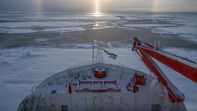 Ein Blick von der Polarstern auf das Eis und Meer der Arktis.
