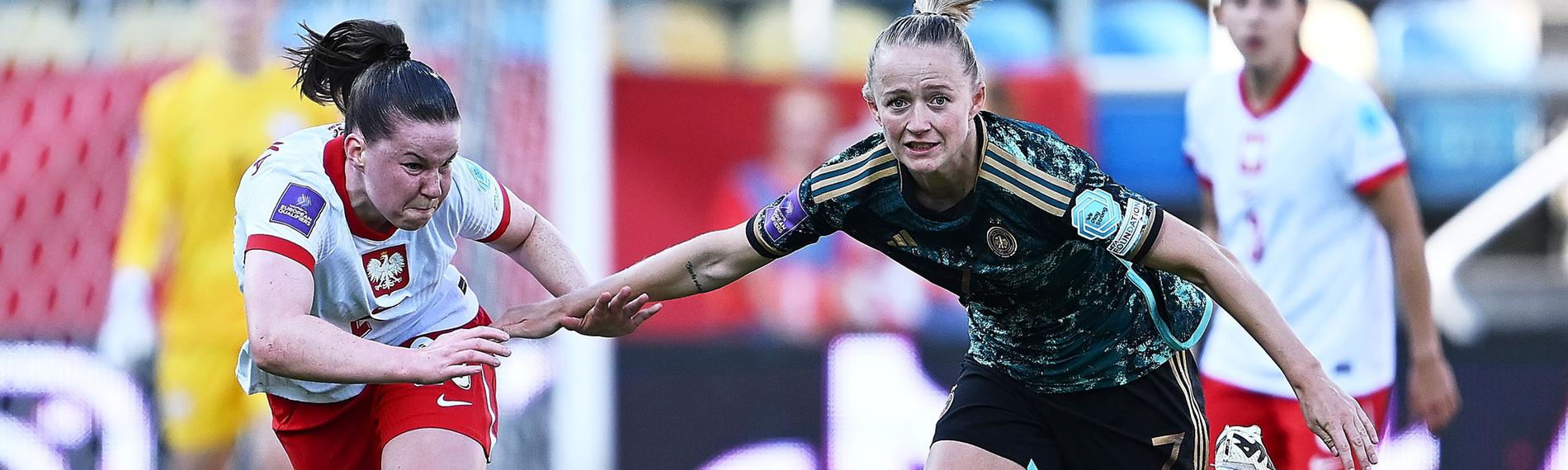 Fußball, Frauen-EM-Qualifikation, Polen - Deutschland: Adriana Achcinska (l.) versucht, Lea Schüller zu stoppen am 4.6.24