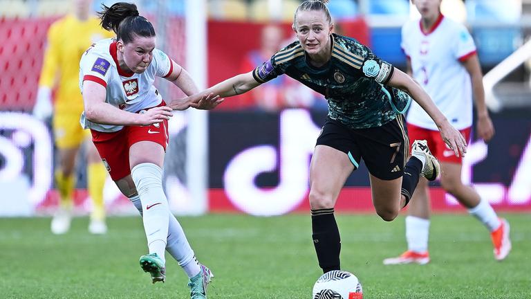 Fußball, Frauen-EM-Qualifikation, Polen - Deutschland: Adriana Achcinska (l.) versucht, Lea Schüller zu stoppen am 4.6.24