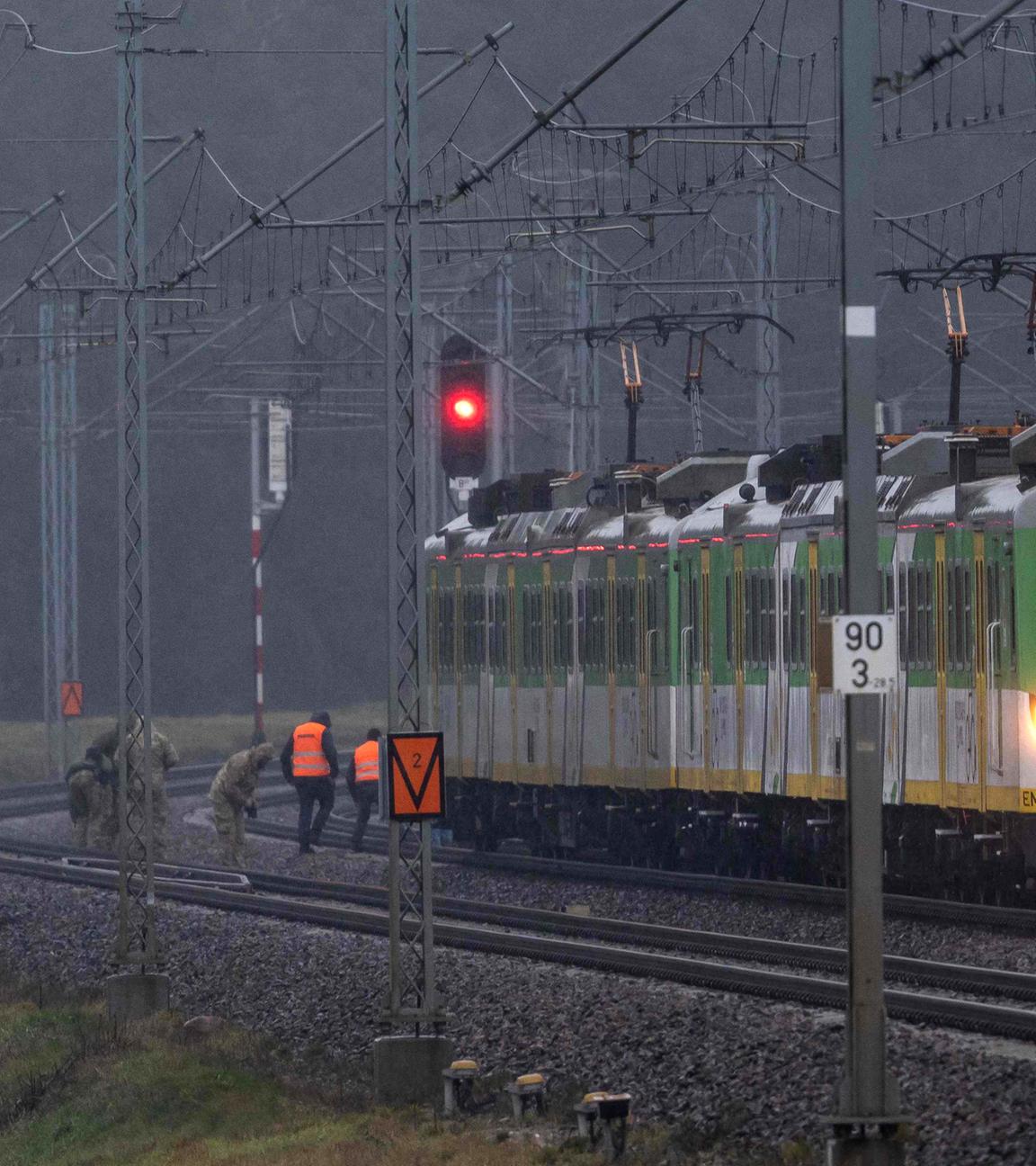Ermittler untersuchen die durch eine Explosion auf der Bahnstrecke in Mika bei Garwolin in Zentralpolen am 17.11.2025 beschädigten Gleise