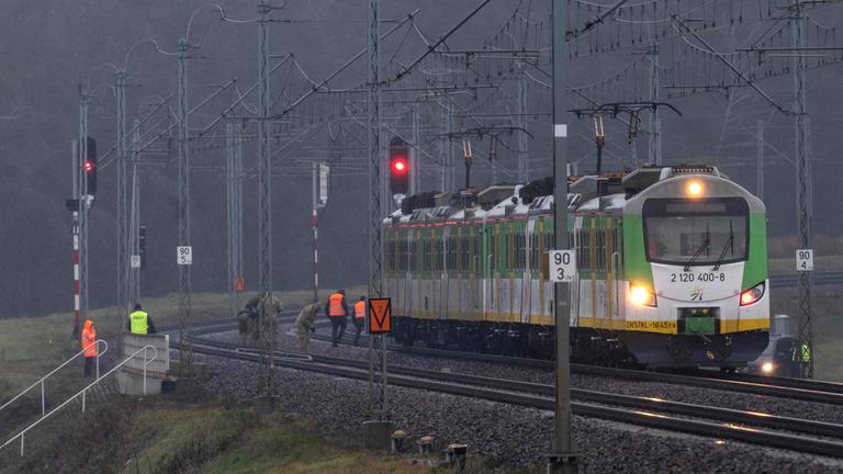 Ermittler untersuchen die durch eine Explosion auf der Bahnstrecke in Mika bei Garwolin in Zentralpolen am 17.11.2025 beschädigten Gleise