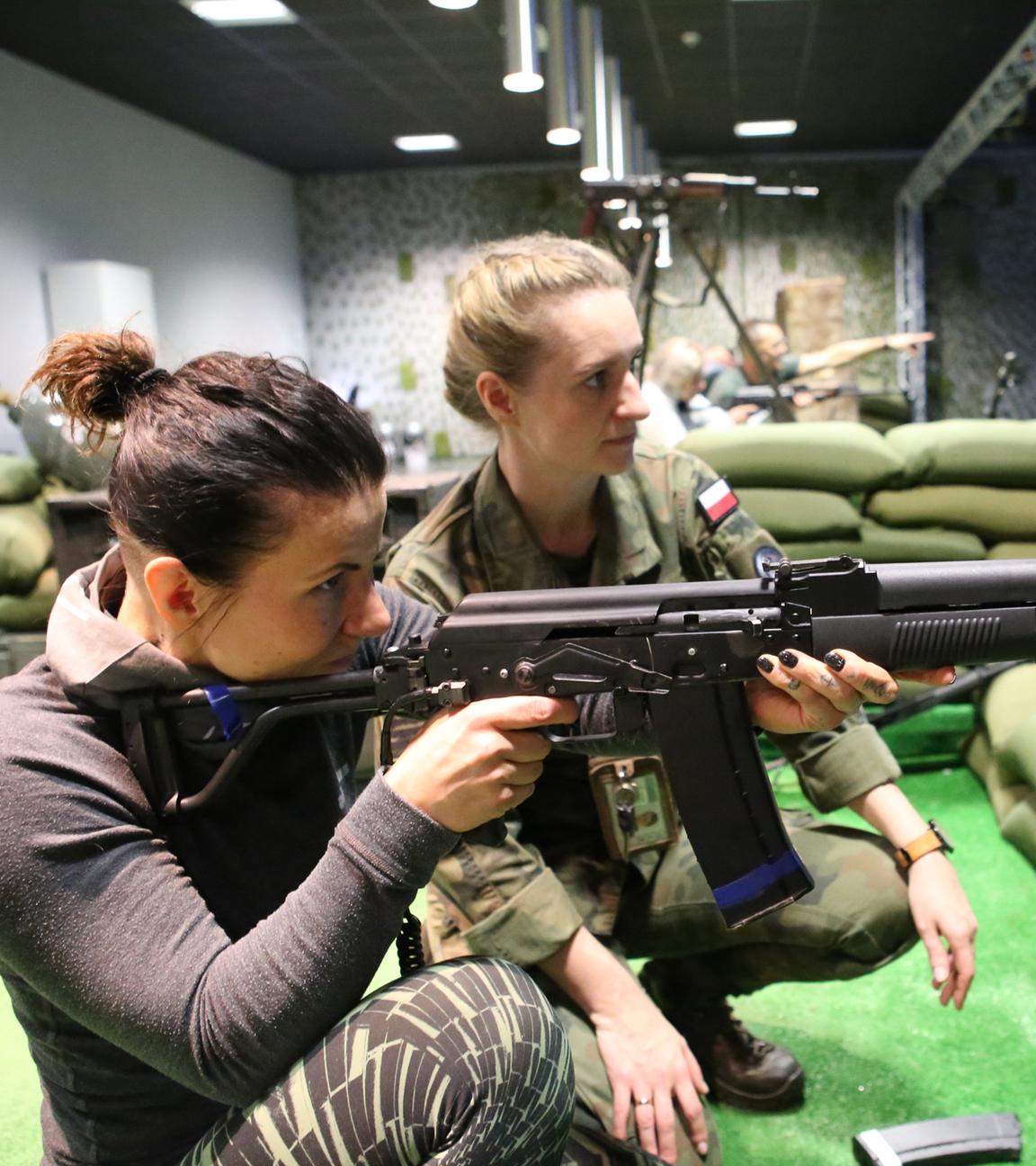 Polen, Deblin: Sofia Adach (vorne) übt unter Anleitung von Stabsunteroffizierin Magdalena Porowska im Schießsimulator der polnischen Streitkräfte den Umgang mit einem Sturmgewehr. Archivbild