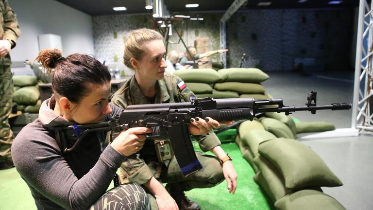 Polen, Deblin: Sofia Adach (vorne) übt unter Anleitung von Stabsunteroffizierin Magdalena Porowska im Schießsimulator der polnischen Streitkräfte den Umgang mit einem Sturmgewehr. Archivbild