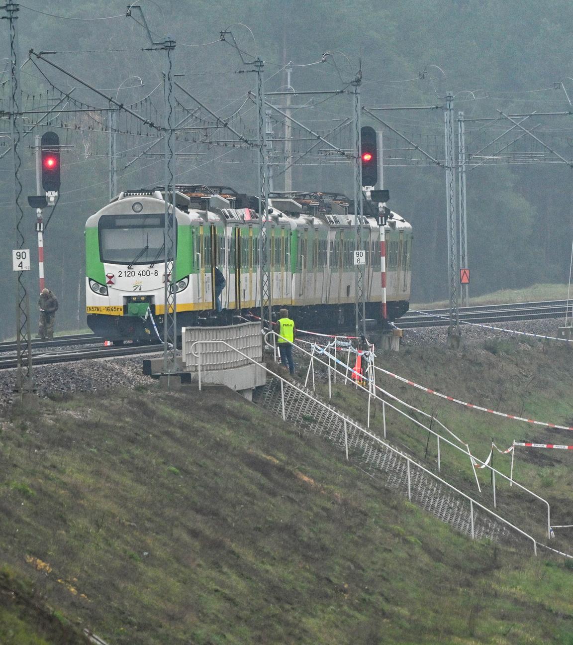 Spezialkräfte und Polizei sind am 17.11.2025 am Ort eines beschädigten Gleisabschnitts auf der Strecke Deblin-Warschau in der Nähe des Bahnhofs des polnischen Ortes Mika im Einsatz.