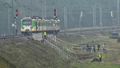 Spezialkräfte und Polizei sind am 17.11.2025 am Ort eines beschädigten Gleisabschnitts auf der Strecke Deblin-Warschau in der Nähe des Bahnhofs des polnischen Ortes Mika im Einsatz.