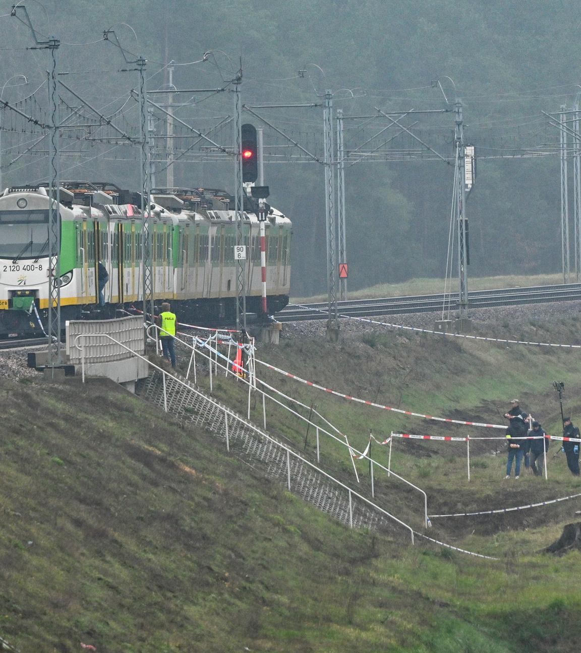 Polen, Mika: Spezialkräfte und Polizei sind am Ort eines beschädigten Gleisabschnitts auf der Strecke Deblin-Warschau in der Nähe des Bahnhofs des Ortes Mika im Einsatz. Der polnische Ministerpräsident Tusk gab bekannt, dass ein Sabotageakt stattgefunden hat, bei dem die Explosion eines an dieser Stelle platzierten Sprengsatzes die Bahnstrecke beschädigt hat.