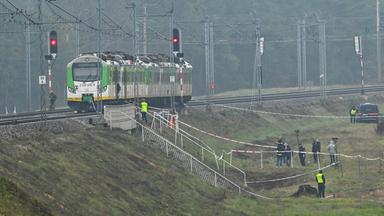 Polen, Mika: Spezialkräfte und Polizei sind am Ort eines beschädigten Gleisabschnitts auf der Strecke Deblin-Warschau in der Nähe des Bahnhofs des Ortes Mika im Einsatz. Der polnische Ministerpräsident Tusk gab bekannt, dass ein Sabotageakt stattgefunden hat, bei dem die Explosion eines an dieser Stelle platzierten Sprengsatzes die Bahnstrecke beschädigt hat.
