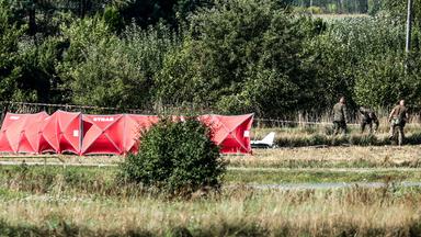 Gebiet und Teile einer entdeckten Drohne sind im Dorf Mniszków in Zentralpolen zu sehen, wo eine der russischen Drohnen, die in der vergangenen Nacht den polnischen Luftraum verletzten, am 10. September 2025 gefunden wurde.