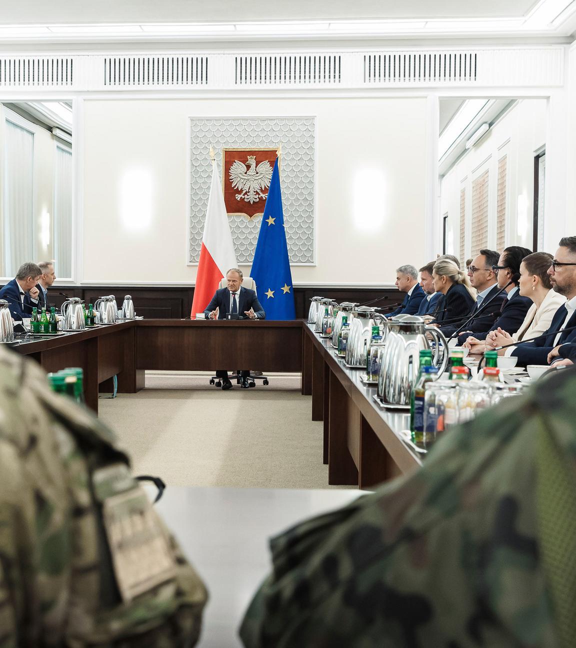 Der polnische Ministerpräsident Donald Tusk hält am 10. 9. 2025, im Kanzleramt eine außerordentliche Regierungssitzung mit Vertretern des Militärs und der Rettungsdienste ab. 