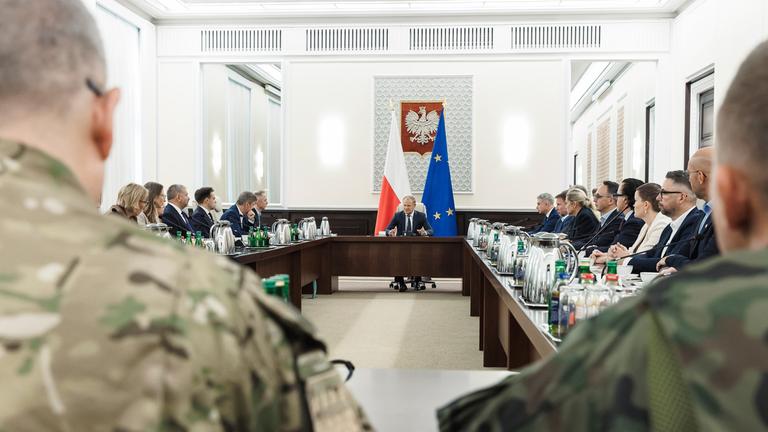 Der polnische Ministerpräsident Donald Tusk hält am 10. 9. 2025, im Kanzleramt eine außerordentliche Regierungssitzung mit Vertretern des Militärs und der Rettungsdienste ab. 