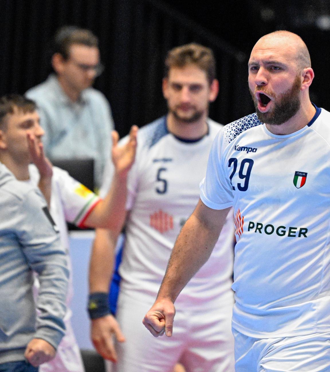 Handball-EM, Polen - Island: Islands Torhüter Viktor Hallgrimsson macht einen Hampelmann, um einen Wurf von Maciej Gebala abzuwehren.