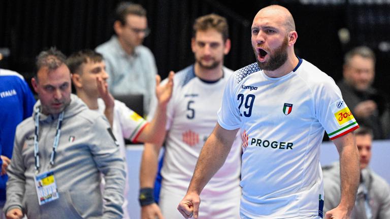 Handball-EM, Polen - Island: Islands Torhüter Viktor Hallgrimsson macht einen Hampelmann, um einen Wurf von Maciej Gebala abzuwehren.