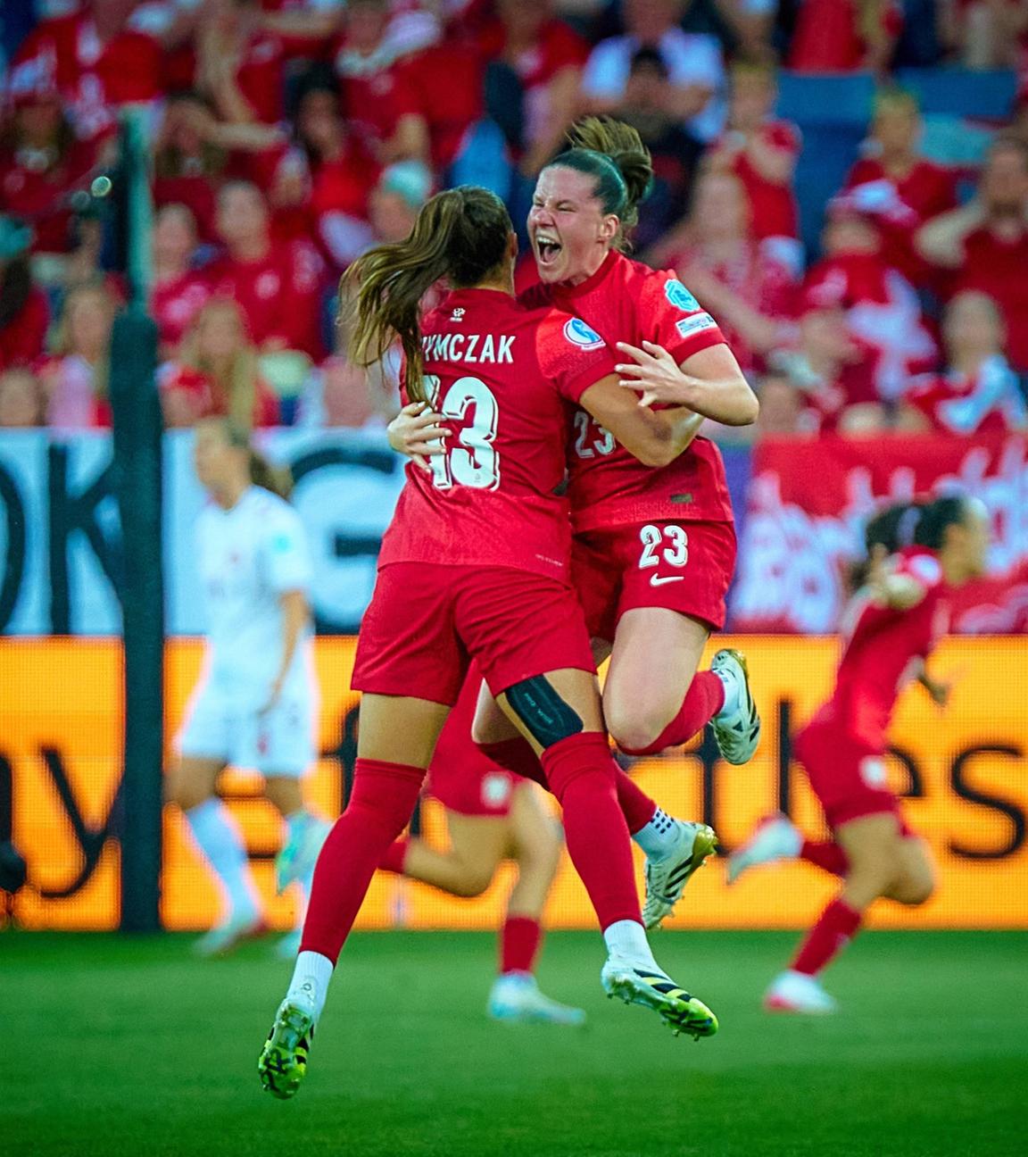Adriana Achcińska (23; Polen) und Emilia Szymczak (13; Polen) feiern gemeinsam auf dem Spielfeld.