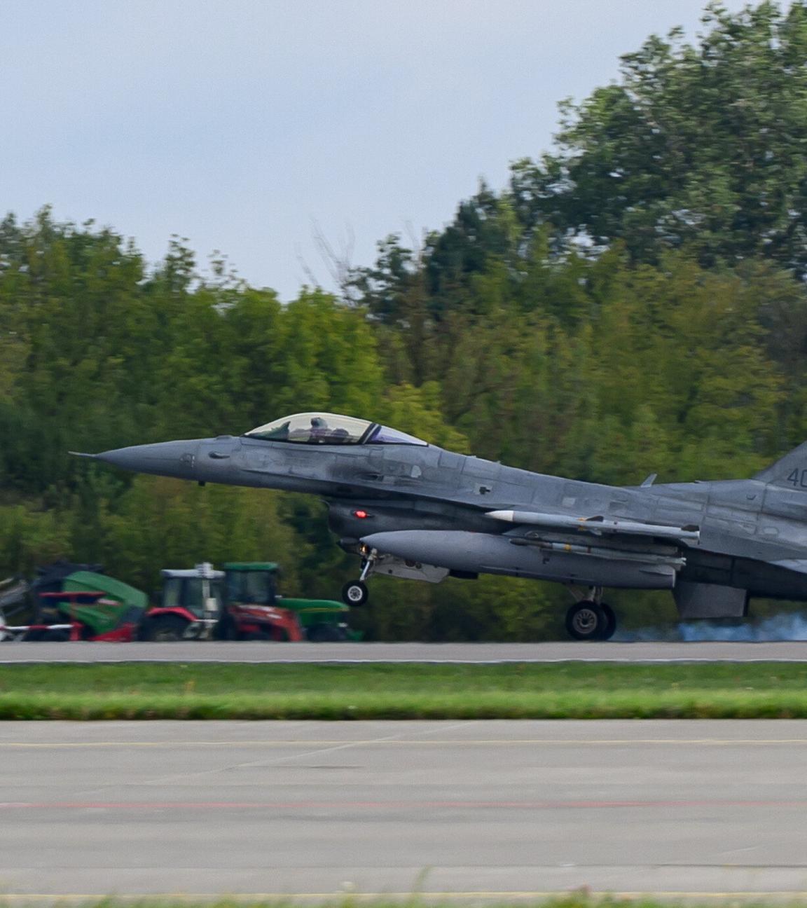 Ein F-16-Kampfjet der polnischen Luftwaffe ist während eines Besuchs des polnischen Präsidenten Naworcki (nicht im Bild) auf dem 31. taktischen Luftwaffenstützpunkt stationiert.