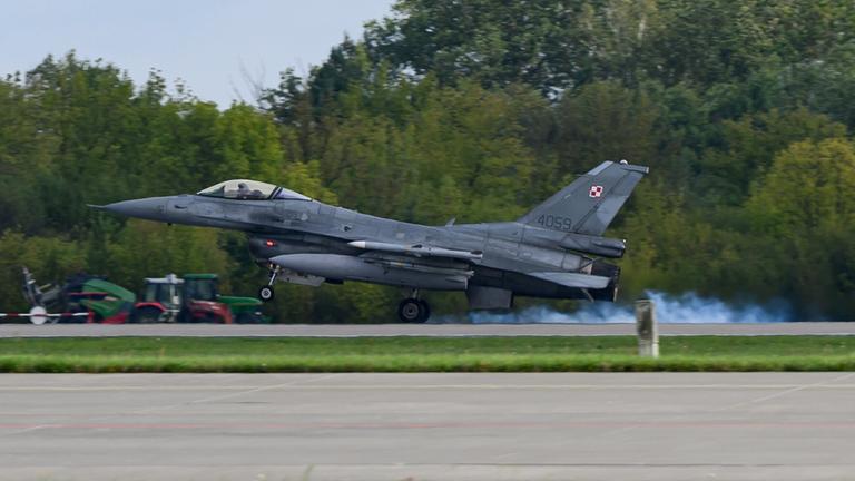 Ein F-16-Kampfjet der polnischen Luftwaffe ist während eines Besuchs des polnischen Präsidenten Naworcki (nicht im Bild) auf dem 31. taktischen Luftwaffenstützpunkt stationiert.