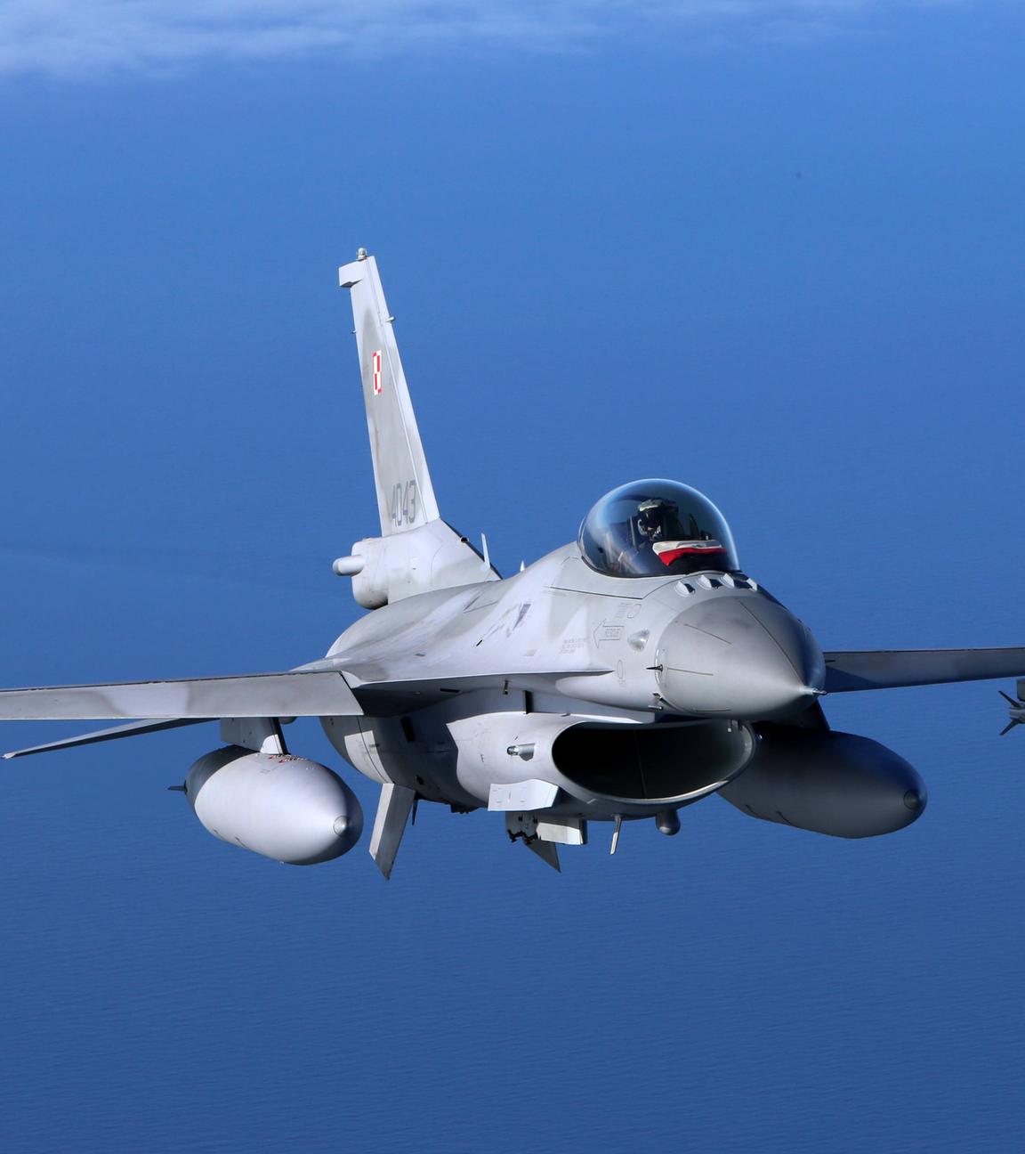 Ein Kampfflugzeug vom Typ Lockheed Martin F-16 Fighting Falcon der polnischen Luftwaffe.