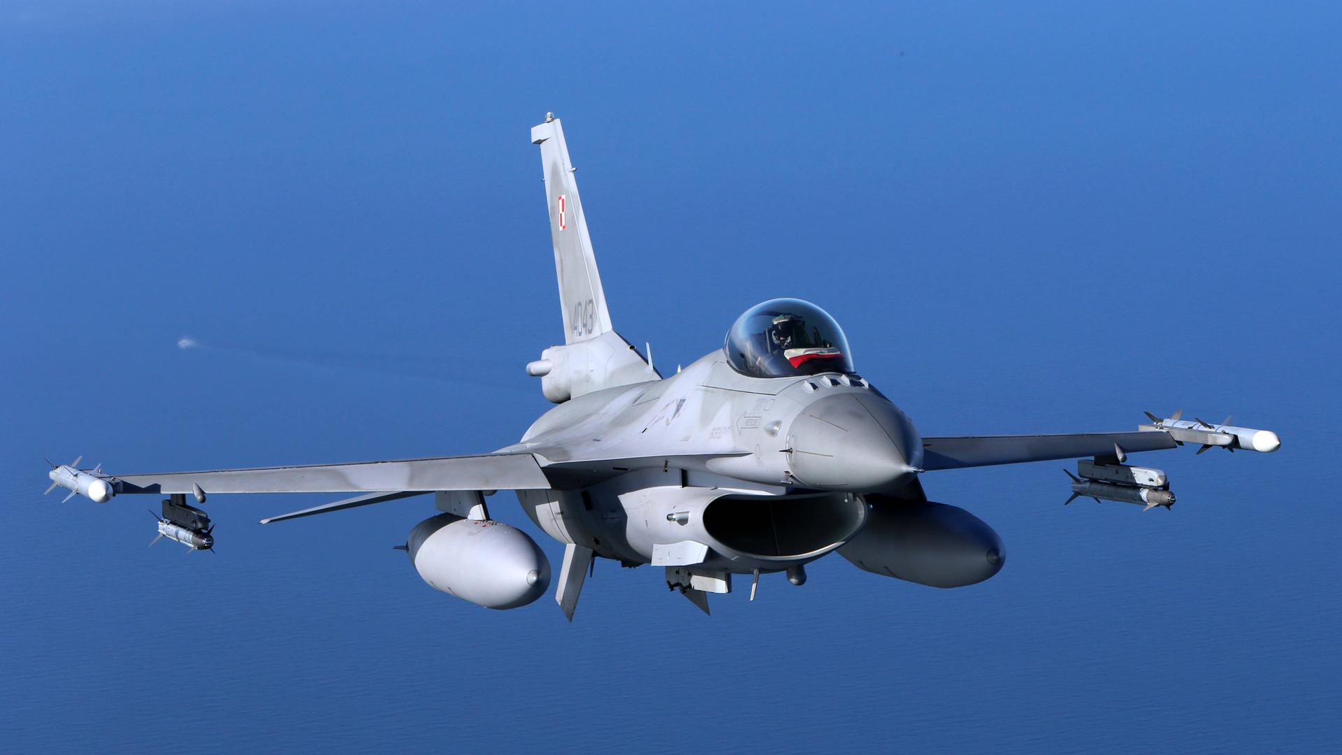 Ein Kampfflugzeug vom Typ Lockheed Martin F-16 Fighting Falcon der polnischen Luftwaffe.