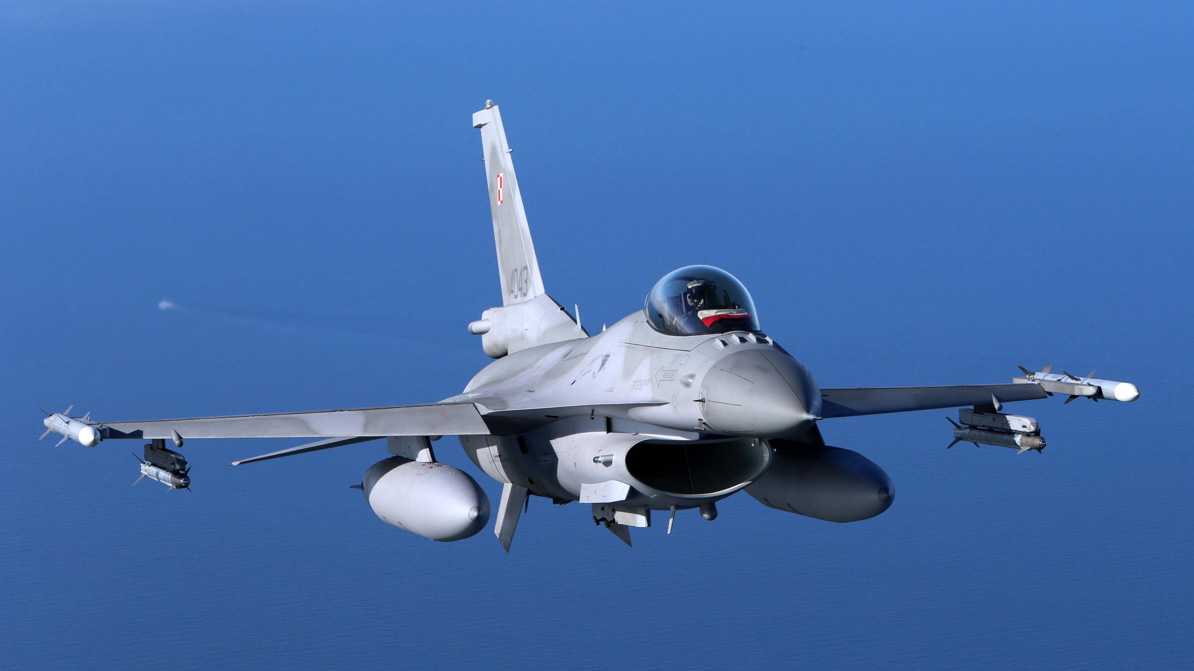Ein Kampfflugzeug vom Typ Lockheed Martin F-16 Fighting Falcon der polnischen Luftwaffe