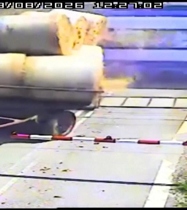 Ein Personenzug kollidiert mit einem Traktor auf einem geschlossenen Bahnübergang