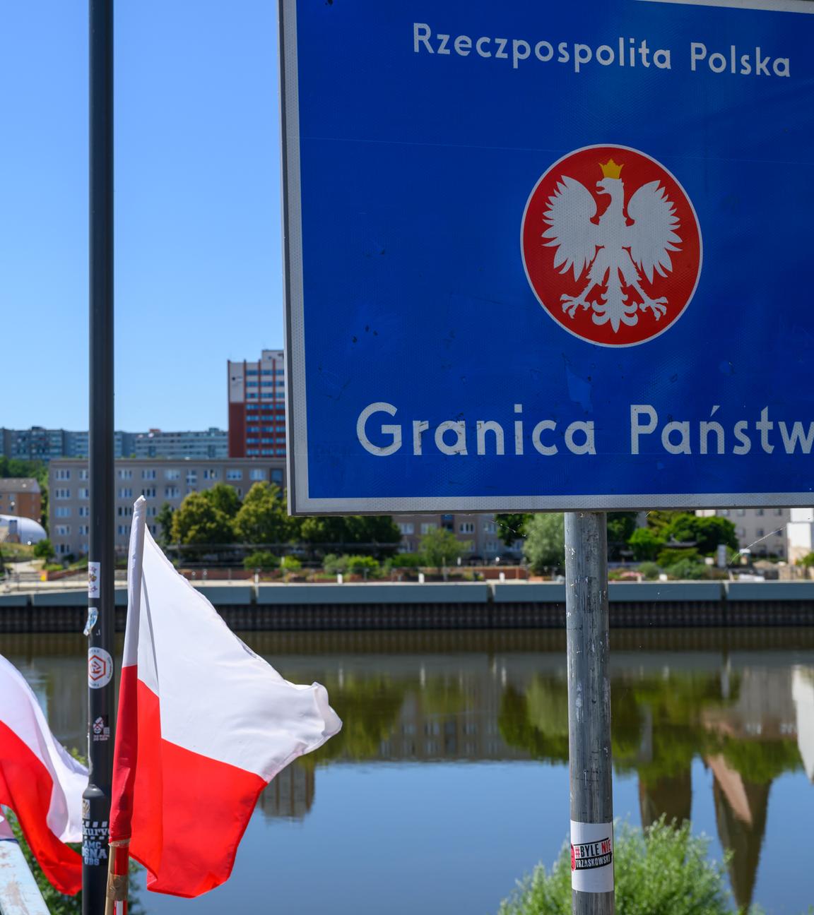 01.07.2025, Polen, Slubice: Passanten gehen über den deutsch-polnischen Grenzübergang Stadtbrücke zwischen Frankfurt (Oder) in Brandenburg und dem polnischen Slubice.