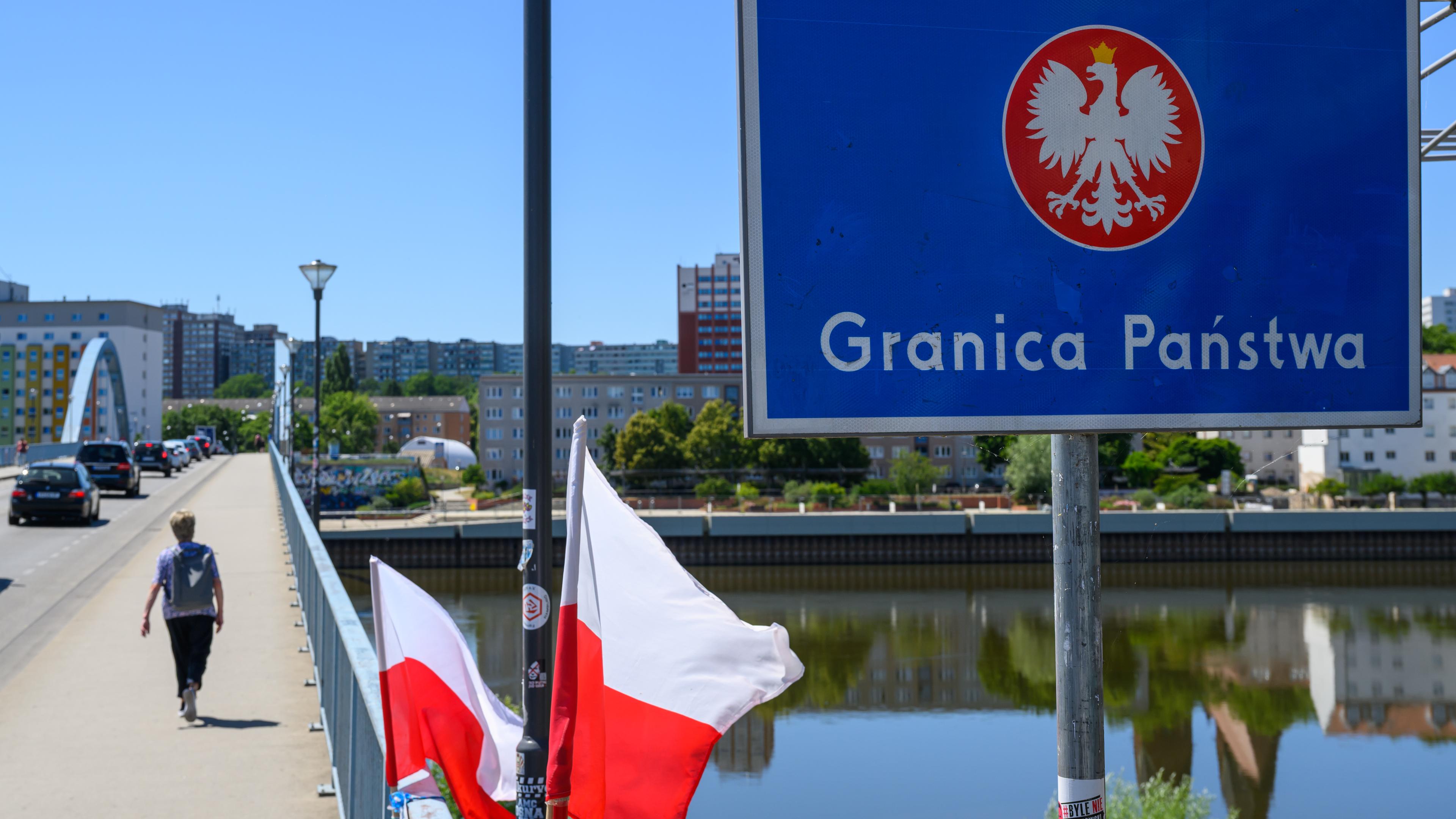 01.07.2025, Polen, Slubice: Passanten gehen über den deutsch-polnischen Grenzübergang Stadtbrücke zwischen Frankfurt (Oder) in Brandenburg und dem polnischen Slubice.