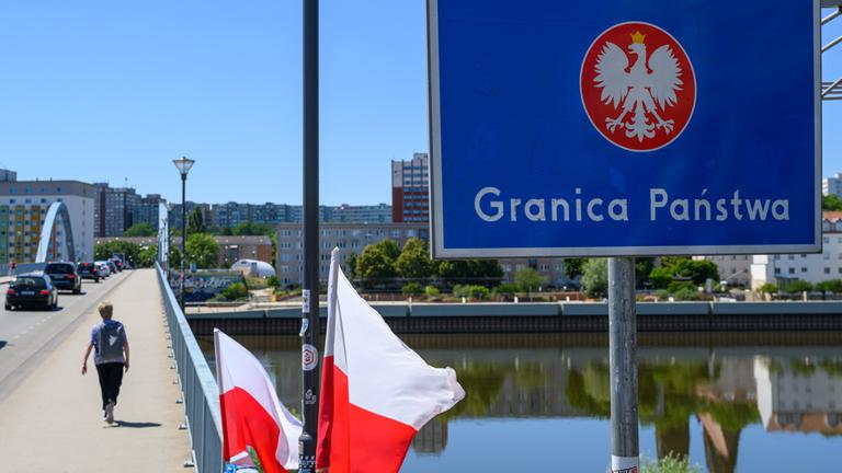 01.07.2025, Polen, Slubice: Passanten gehen über den deutsch-polnischen Grenzübergang Stadtbrücke zwischen Frankfurt (Oder) in Brandenburg und dem polnischen Slubice.