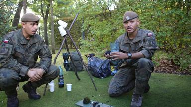 Zwei Soldaten der polnischen Territorialstreitkräfte zeigen im Garten der deutschen Botschaft in Warschau, wie man verdrecktes Wasser reinigt.