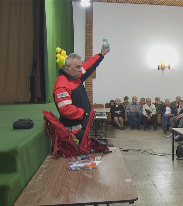 Menschen in einer Halle werden geschult, was sie in Krisensituationen tun müssen.