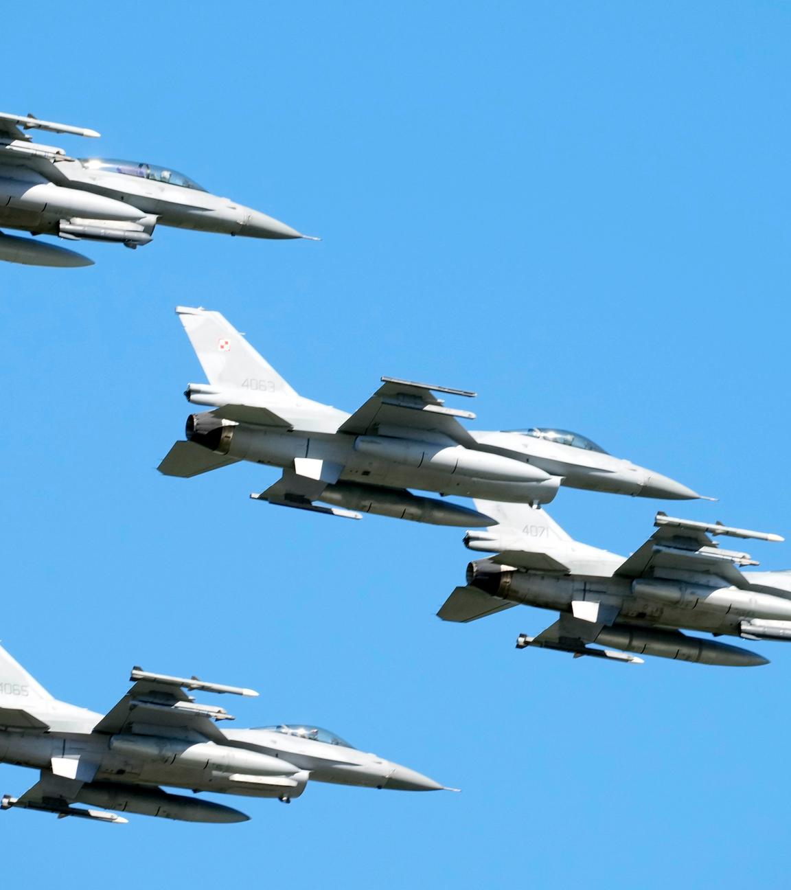 Flugzeuge der polnischen Luftwaffe fliegen über einer Militärparade am Tag der polnischen Streitkräfte im August 2023.