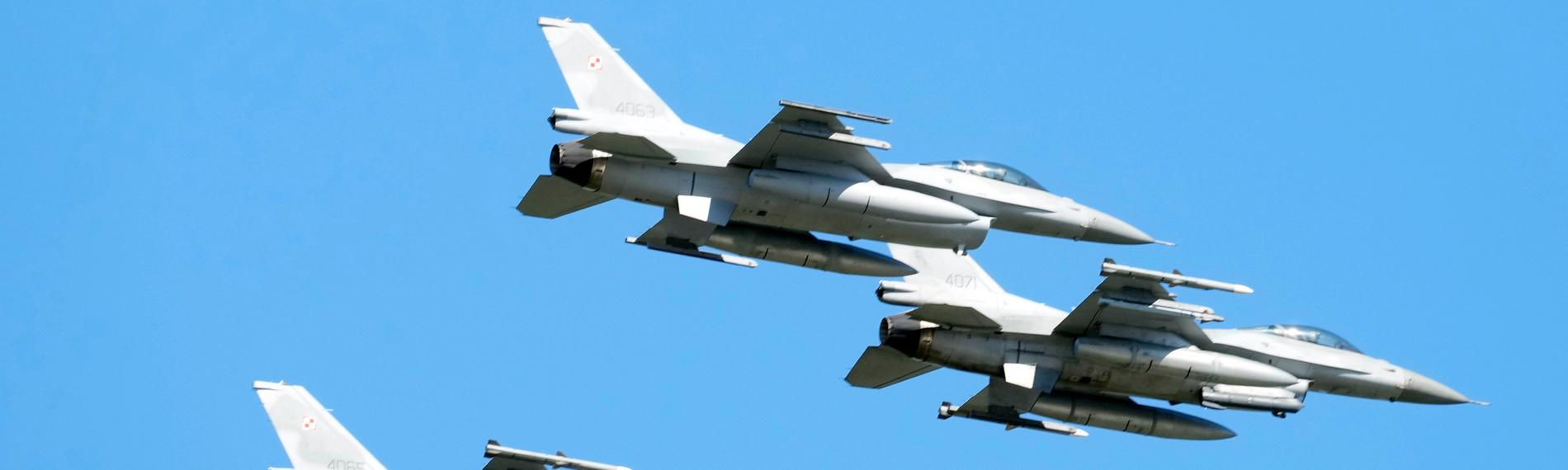 Flugzeuge der polnischen Luftwaffe fliegen über einer Militärparade am Tag der polnischen Streitkräfte im August 2023.