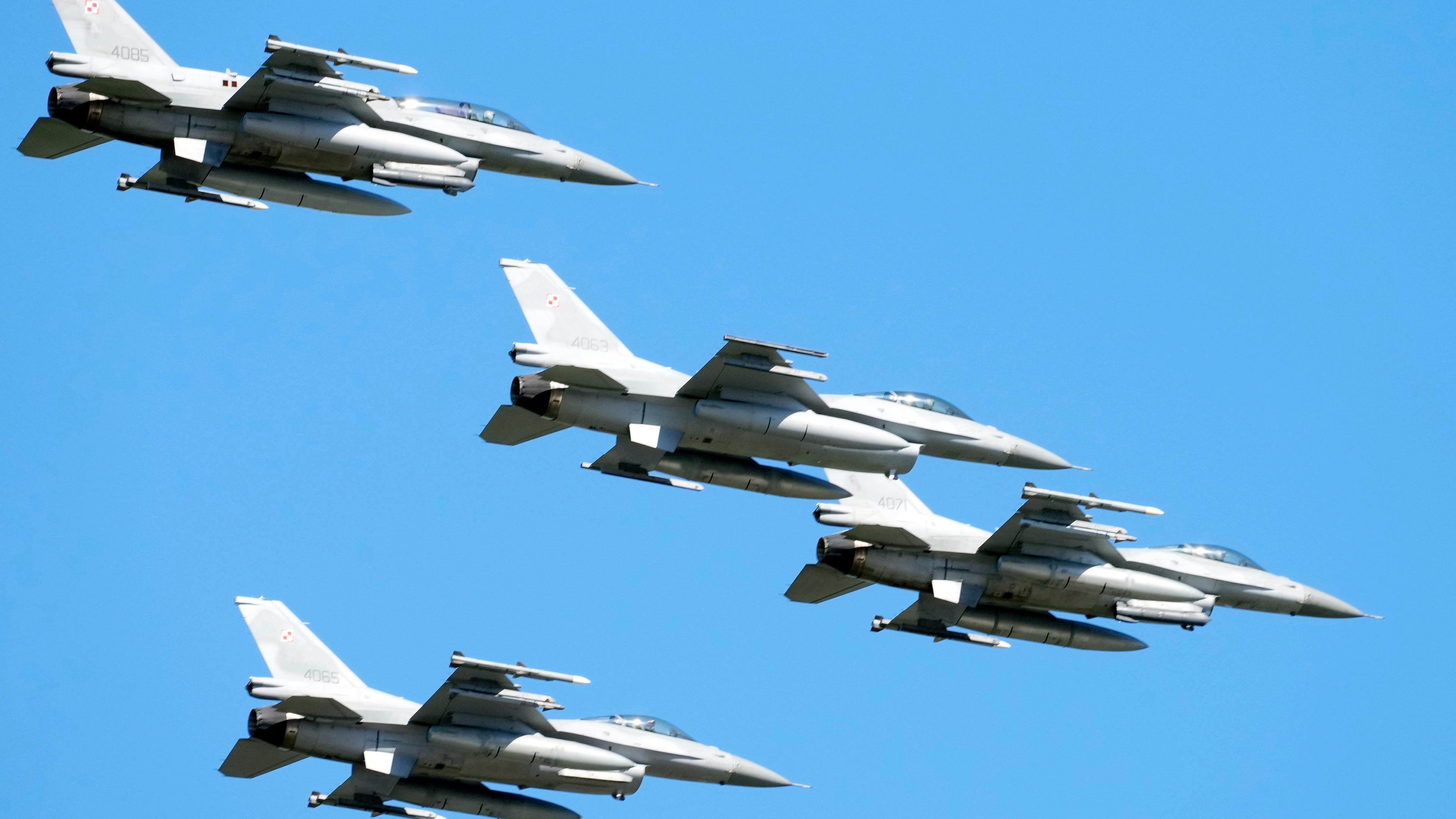 Flugzeuge der polnischen Luftwaffe fliegen über einer Militärparade am Tag der polnischen Streitkräfte im August 2023.