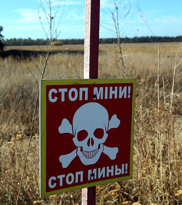 Ein Warnschild "Stop! Minen" ist in dem Bereich zu sehen, in dem die Entminung mit Hilfe modernster Technik durchgeführt wurde.