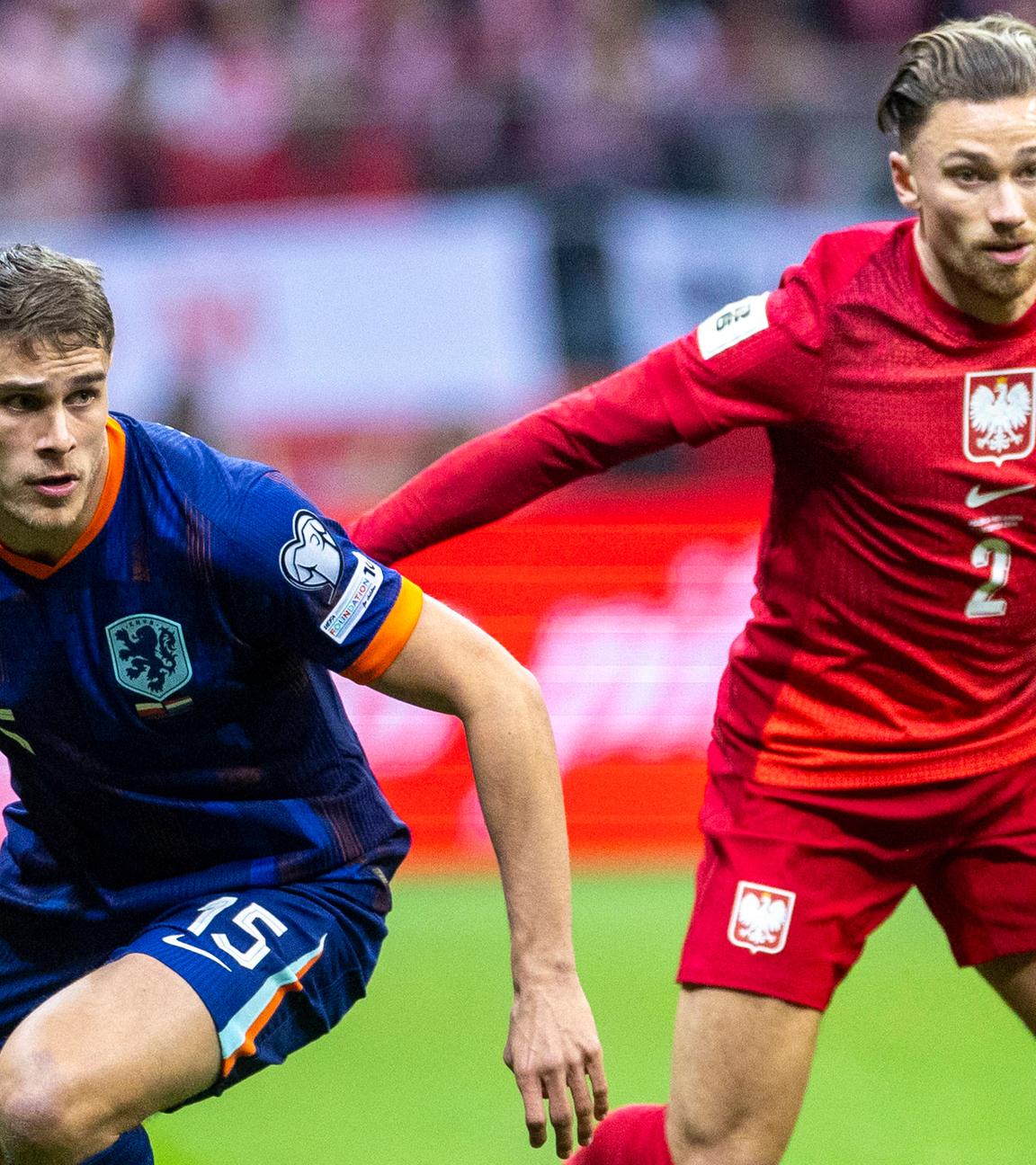 Micky van de Ven und Matty Cash befinden sich im Zweikampf und wollen jeweils den Ball behaupten