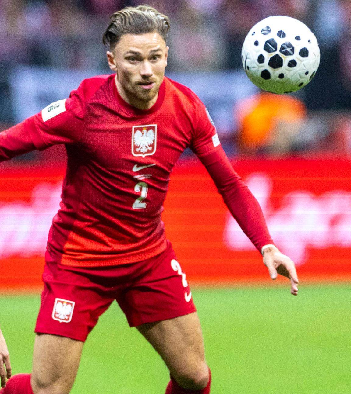 Micky van de Ven und Matty Cash befinden sich im Zweikampf und wollen jeweils den Ball behaupten