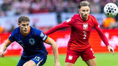 Micky van de Ven und Matty Cash befinden sich im Zweikampf und wollen jeweils den Ball behaupten