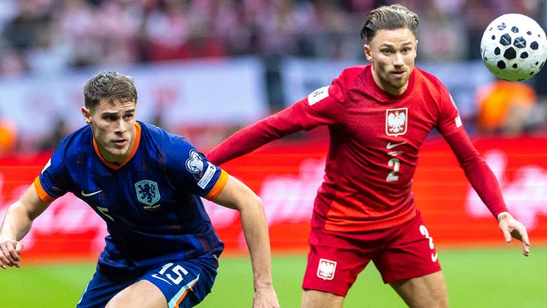 Micky van de Ven und Matty Cash befinden sich im Zweikampf und wollen jeweils den Ball behaupten