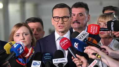 Der ehemalige polnische Ministerpräsident Mateusz Morawiecki spricht während einer Pressekonferenz im polnischen Parlamentsgebäude in Warschau, Polen