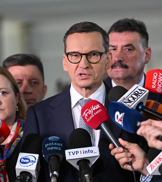 Der ehemalige polnische Ministerpräsident Mateusz Morawiecki spricht während einer Pressekonferenz im polnischen Parlamentsgebäude in Warschau, Polen