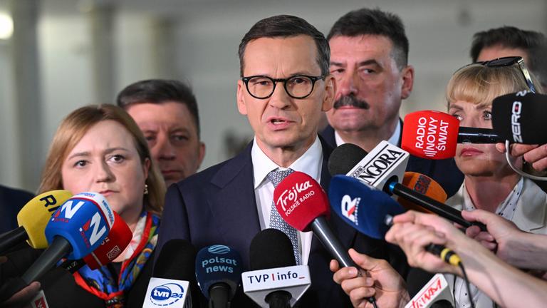 Der ehemalige polnische Ministerpräsident Mateusz Morawiecki spricht während einer Pressekonferenz im polnischen Parlamentsgebäude in Warschau, Polen