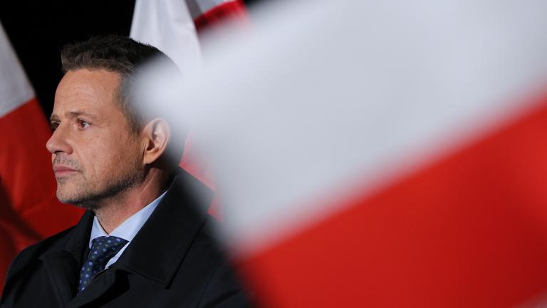 Der Bürgermeister von Warschau und Kandidat der Bürgerkoalition (KO) für die polnischen Präsidentschaftswahlen, Rafal Trzaskowski, trifft sich mit Anwohnern in Miedzyborow, Polen, 16. Mai 2025. 