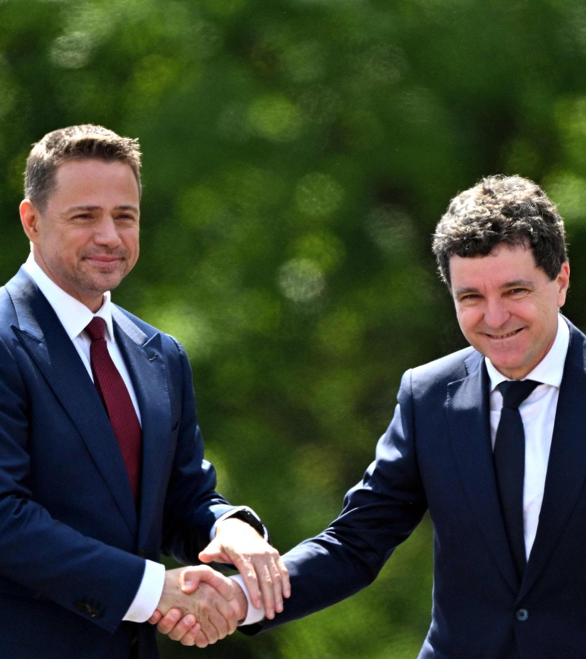 Die beiden Kandidaten Trzaskowski (links) und Nawrocki (rechts) geben sich die Hand.