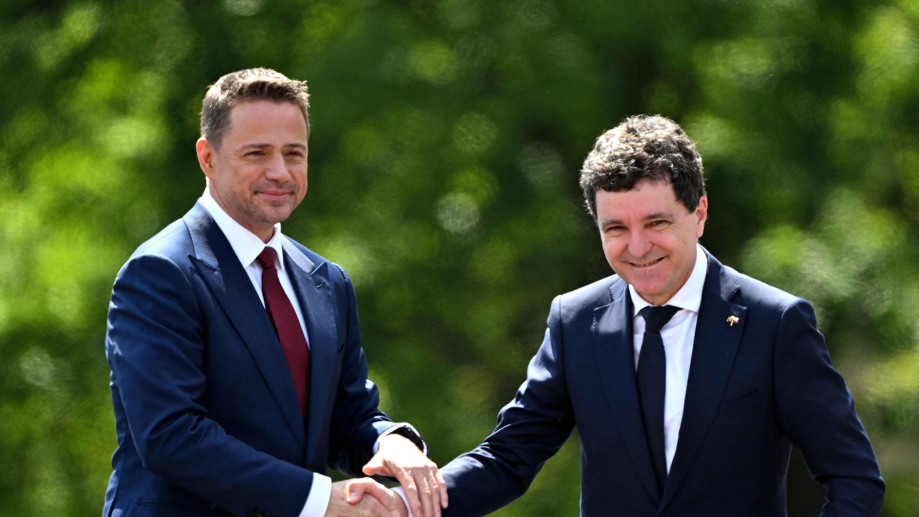 Die beiden Kandidaten Trzaskowski (links) und Nawrocki (rechts) geben sich die Hand.