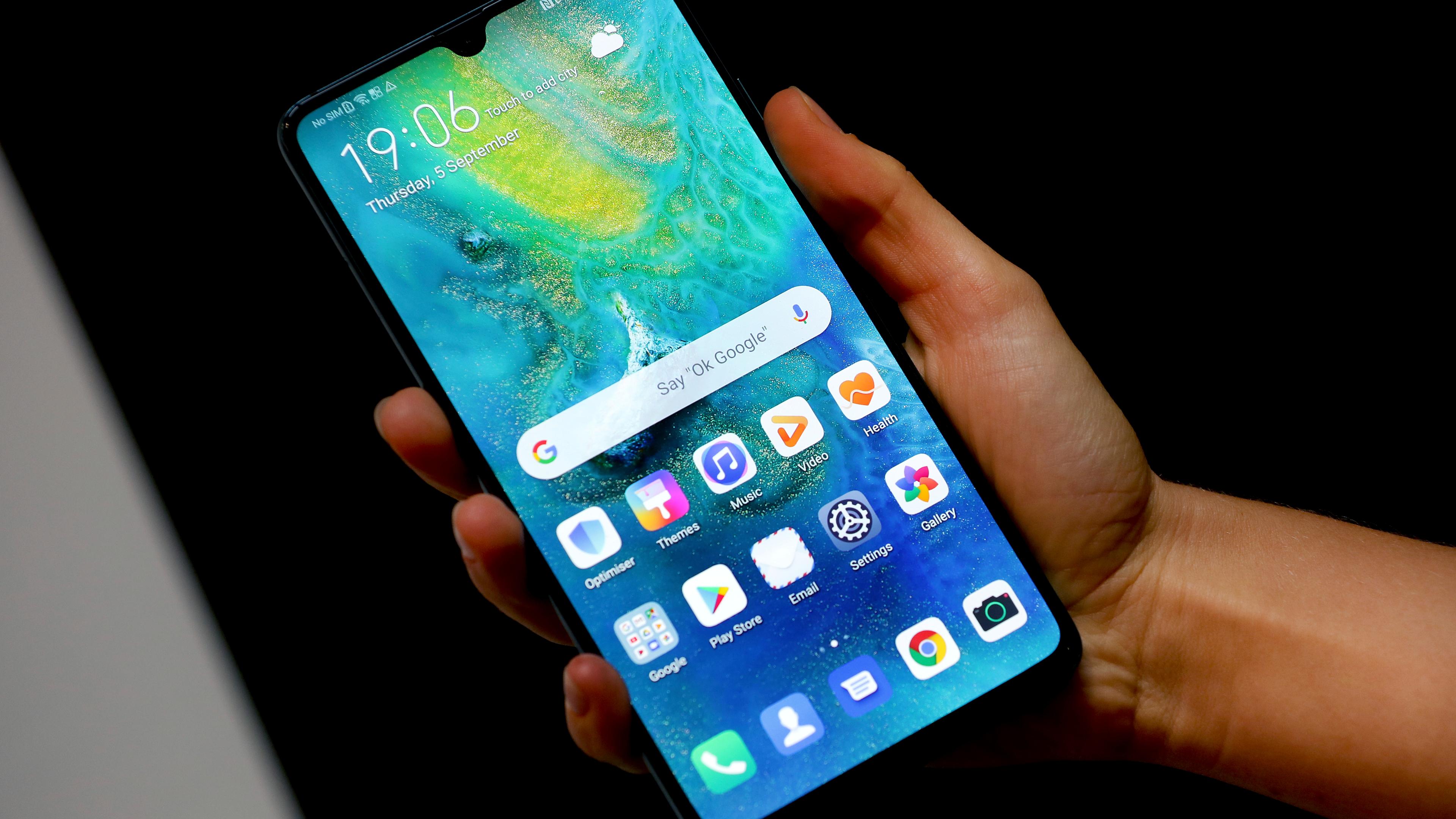 Ein Mensch hält ein Smartphone in der Hand auf dem verschiedene Apps auf dem Bildschirm zu sehen sind.