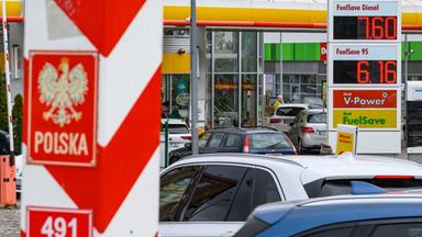 Archiv:  Fahrzeuge mit deutschen Kennzeichen stehen an einer Tankstelle im polnischen Slubice. 