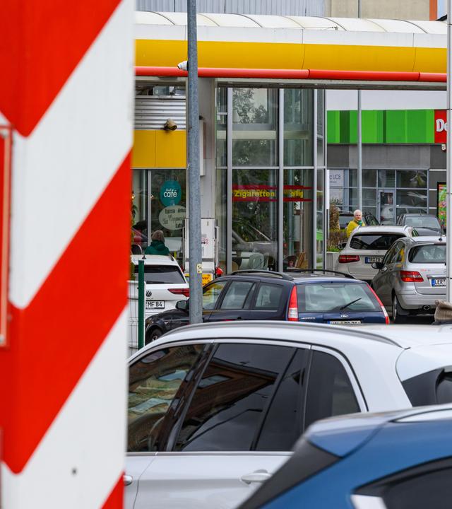 Archiv:  Fahrzeuge mit deutschen Kennzeichen stehen an einer Tankstelle im polnischen Slubice. 