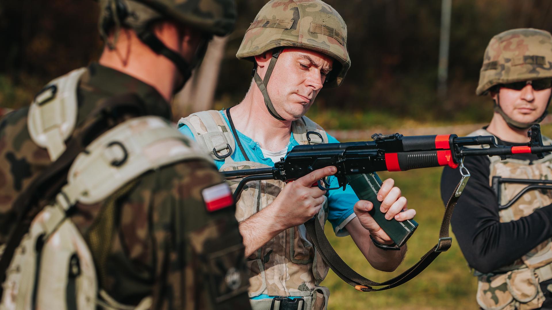 Polen, Breslau: Zivilisten erlernen den Umgang mit Waffen bei einem eintägigen Kurs "Trainiere mit der Armee".
