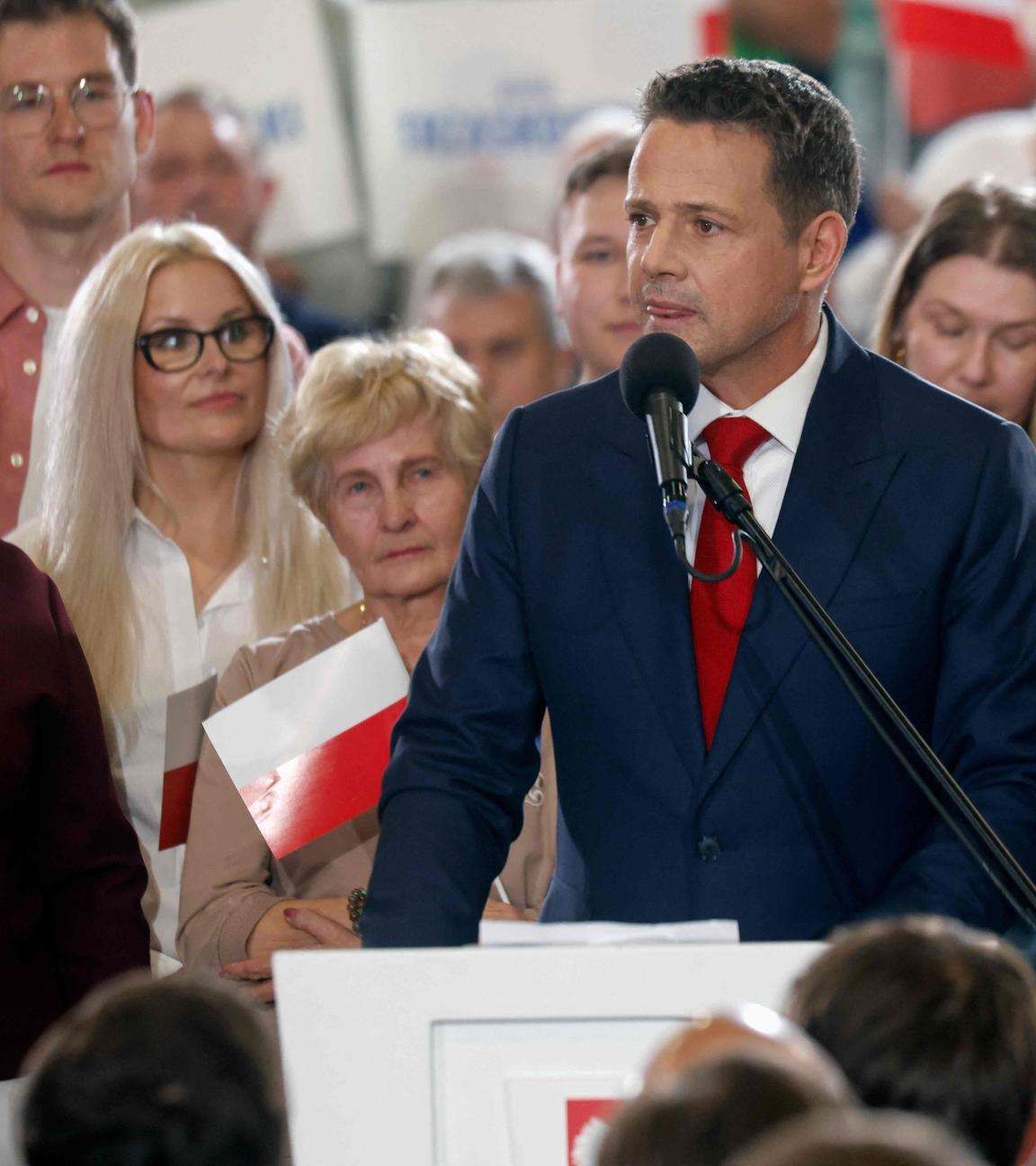Rafal Trzaskowski, Präsidentschaftskandidat, Bürgermeister von Warschau und Mitglied der regierenden polnischen Partei Bürgerkoalition, spricht zu seinen Anhängern, nachdem die ersten Umfragen nach der Präsidentschaftswahl am 18. Mai 2025 in Sandomierz bekannt gegeben wurden.