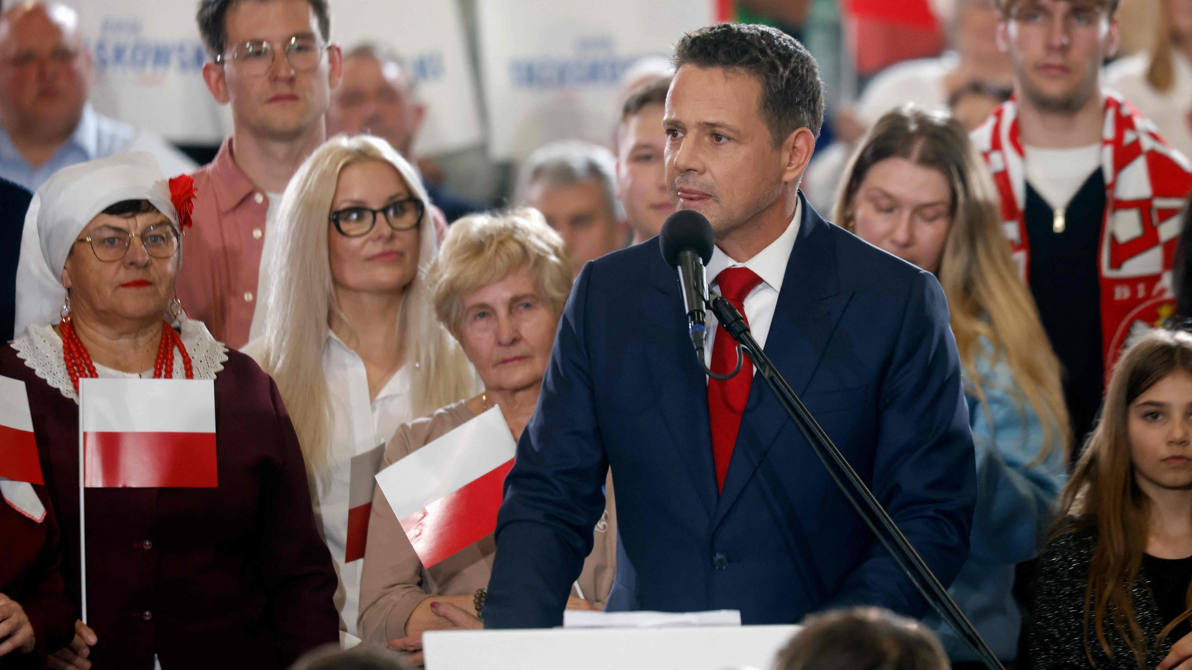 Rafal Trzaskowski, Präsidentschaftskandidat, Bürgermeister von Warschau und Mitglied der regierenden polnischen Partei Bürgerkoalition, spricht zu seinen Anhängern, nachdem die ersten Umfragen nach der Präsidentschaftswahl am 18. Mai 2025 in Sandomierz bekannt gegeben wurden.