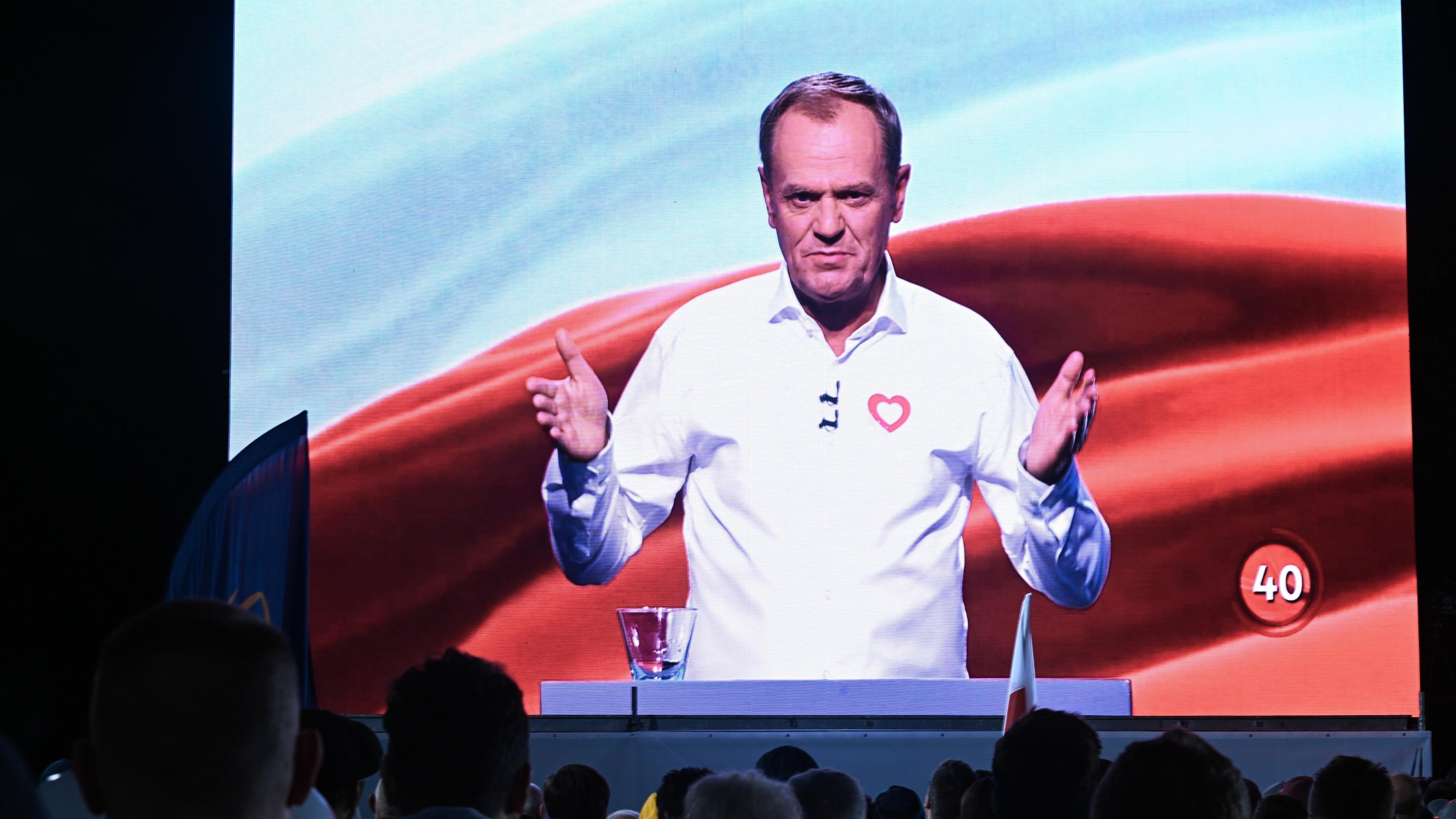 Polens Oppositionskandidat Donald Tusk wird von seinen Anhängern bei der TV-Debatte im Sender TVP beobachtet