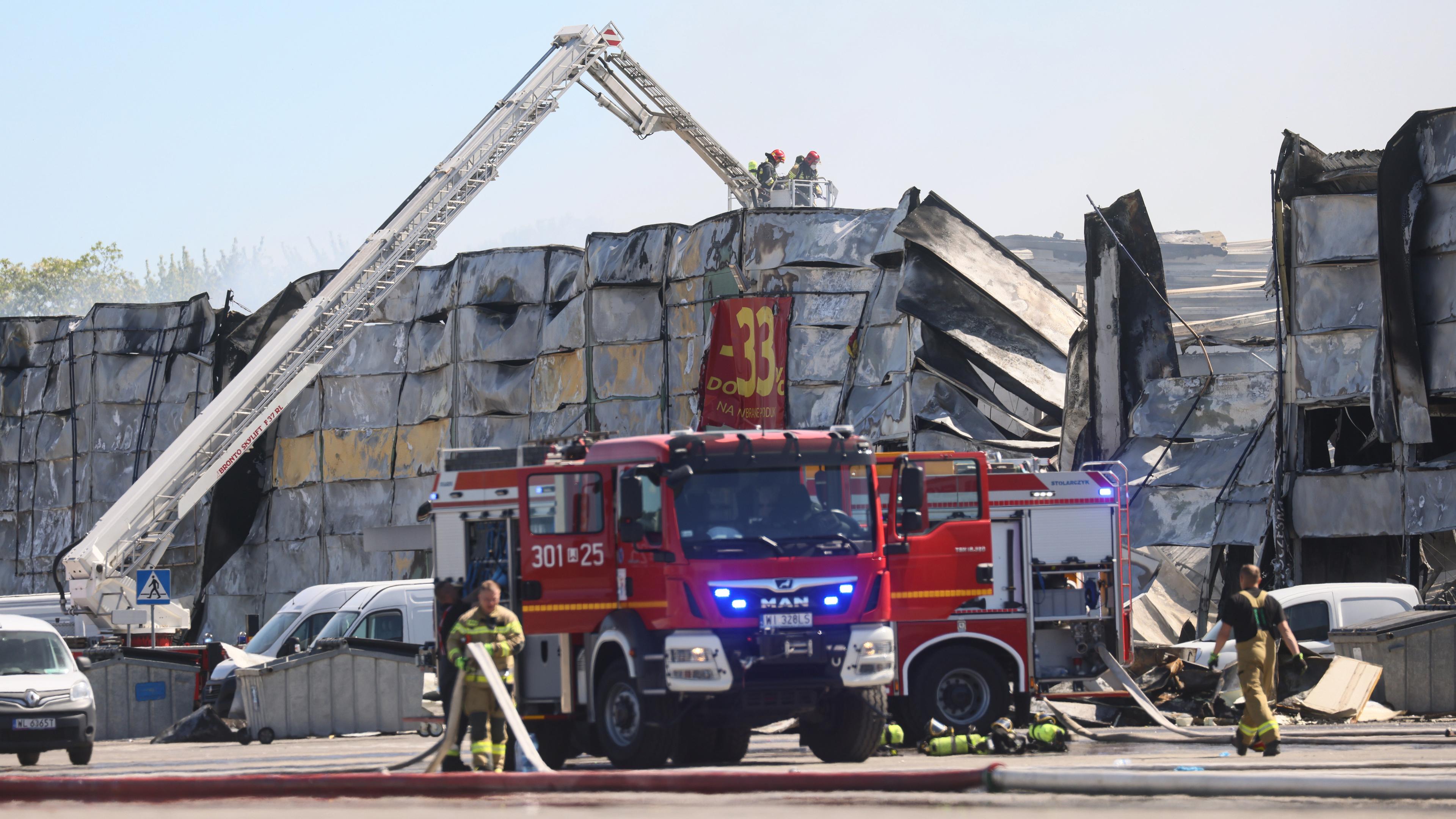 Polen, Warschau: Feuerwehr vor dem Einkaufszentrum Marywilska 44